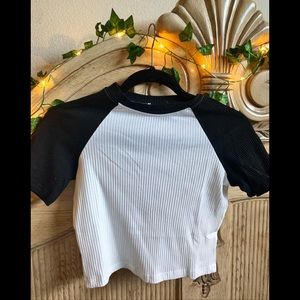 Black and white cropped tee 🖤🤍
